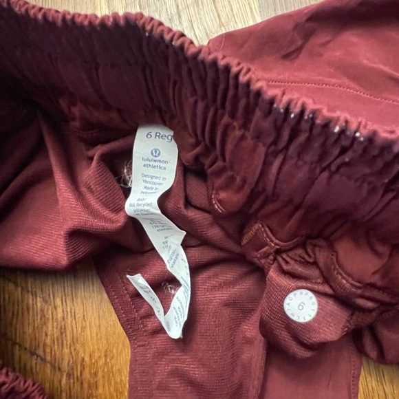 Lululemon Hotty Hot Shorts - Deep Rogue, Sz 6 - Picture 9 of 10